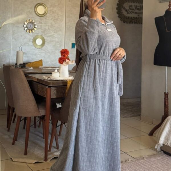 زي نسائي  على طراز الجلابة